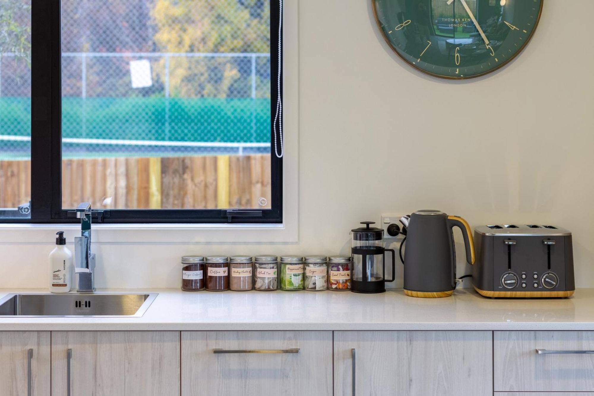 Serene Living 2 Bed With Carpark Christchurch Bagian luar foto