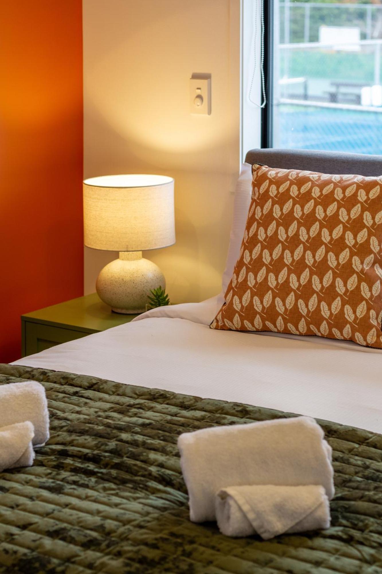 Serene Living 2 Bed With Carpark Christchurch Bagian luar foto